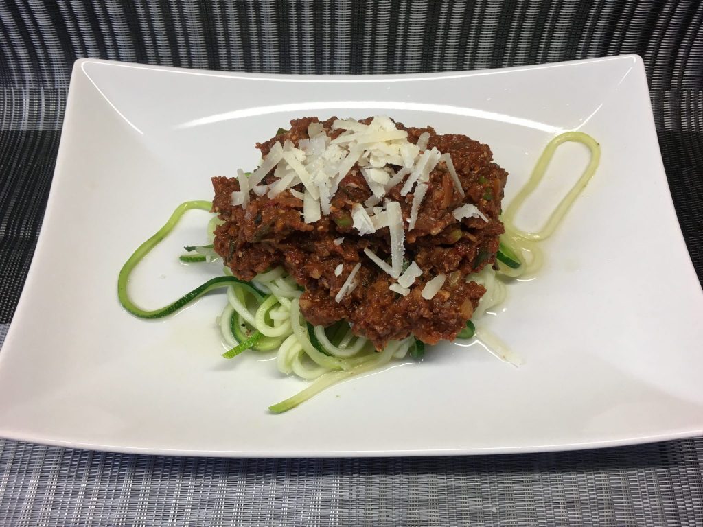 Zucchini Spaghetti mit würziger Walnuss Pilz Bolognese