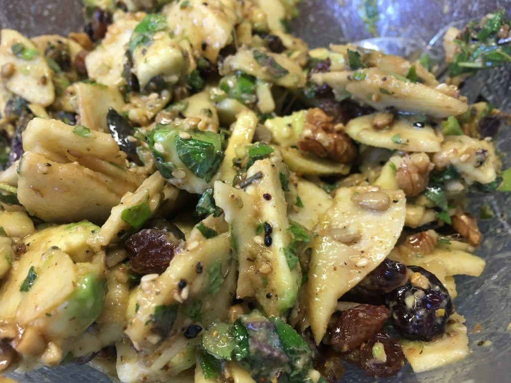 Apfel Avocado Salat mit Rosinen und Walnüssen