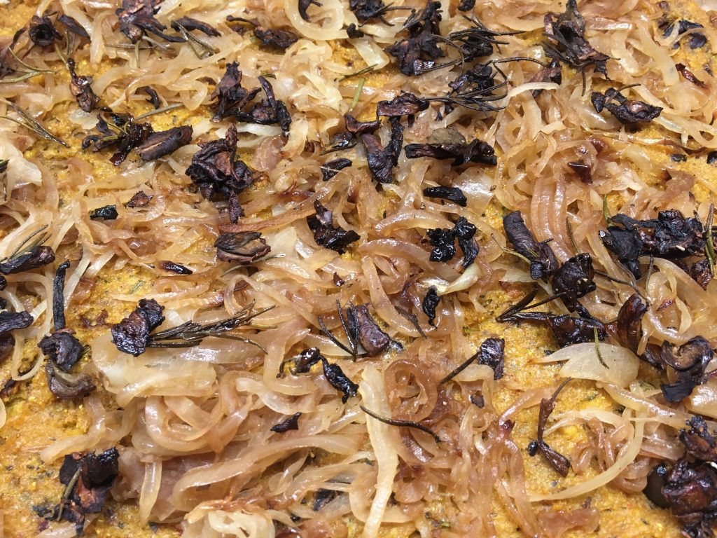 Gebackene Polenta mit karamellisierten Zwiebeln und knusprigen Pilzen