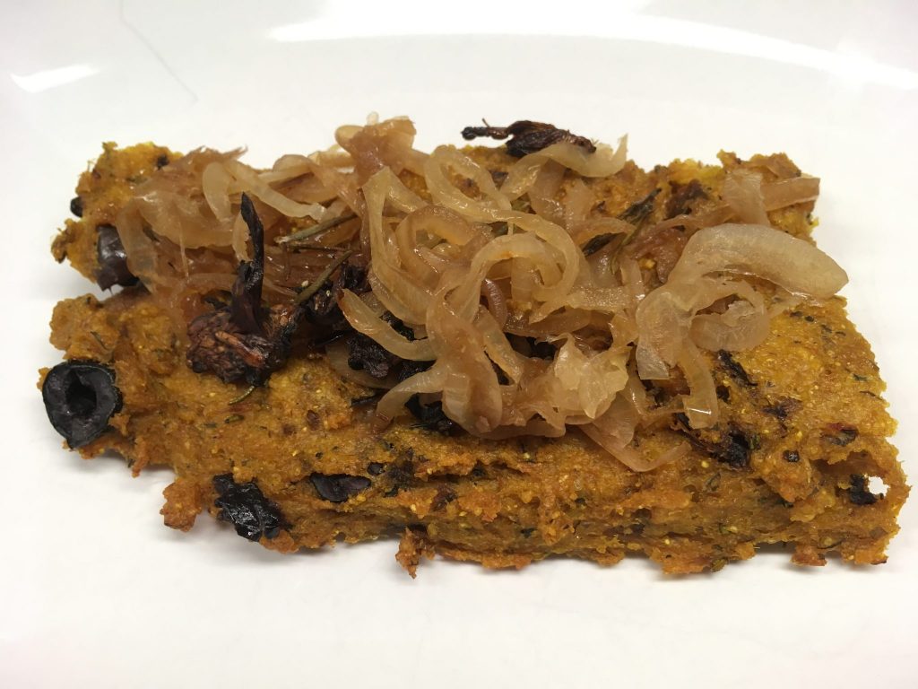 Gebackene Polenta mit karamellisierten Zwiebeln und knusprigen Pilzen