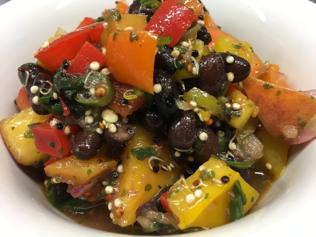 Paprika Nektarien Salat mit Schwarzen Bohnen und Quinoa