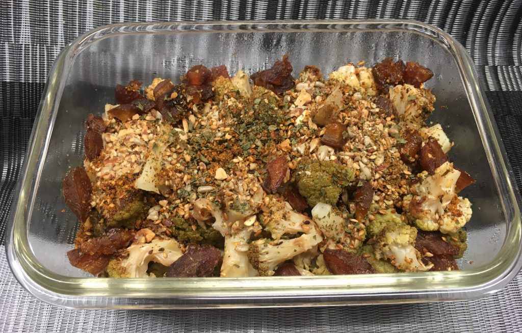 Blumenkohl Salat mit gerösteten Kernen und Birnen Miso Dressing