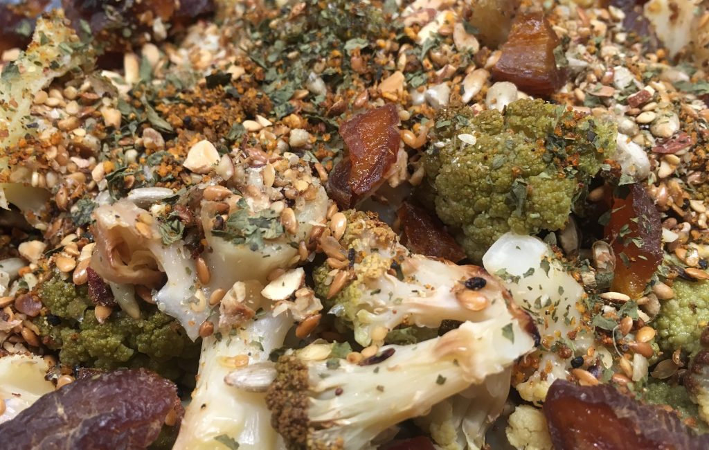 Blumenkohl Salat mit gerösteten Kernen und Birnen Miso Dressing