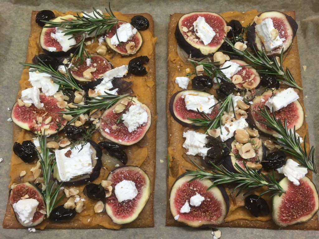 Pizza mit Kürbis Creme, Feigen, Haselnüssen und Ziegenkäse