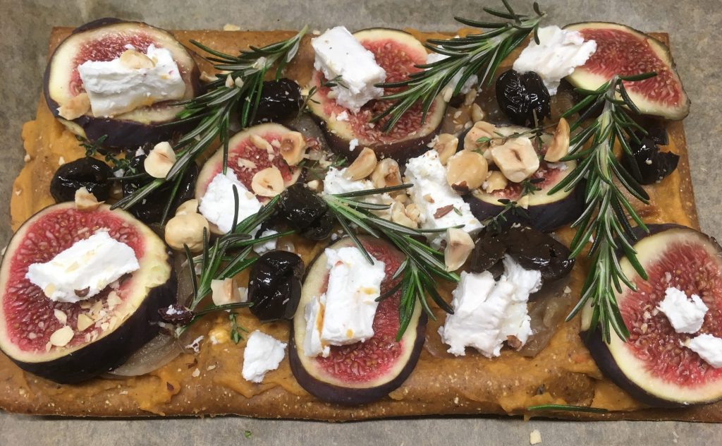 Pizza mit Kürbis Creme, Feigen, Haselnüssen und Ziegenkäse
