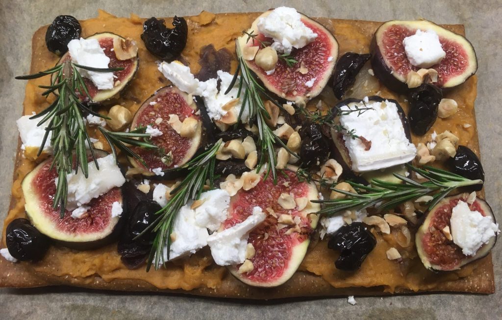 Pizza mit Kürbis Creme, Feigen, Haselnüssen und Ziegenkäse