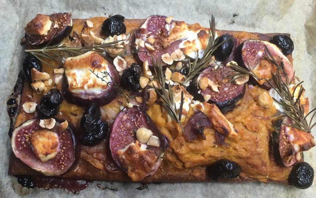 Pizza mit Kürbis Creme, Feigen, Haselnüssen und Ziegenkäse