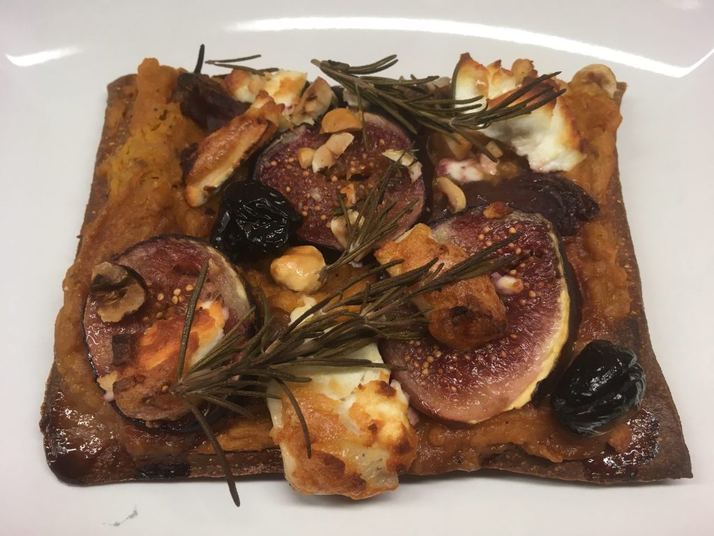 Pizza mit Kürbis Creme, Feigen, Haselnüssen und Ziegenkäse