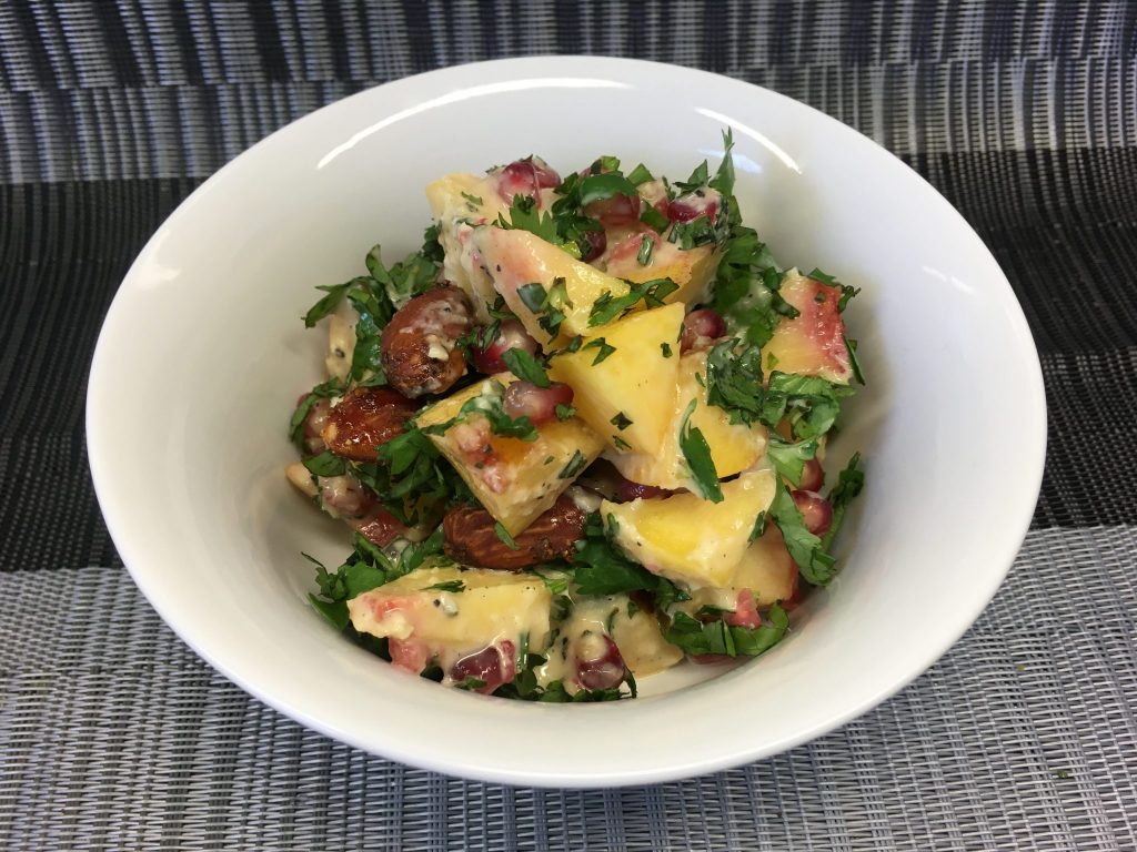 Pfirsich Avocado Salat mit Granatapfelkernen, Mandeln und Aprikosen Miso Dressing