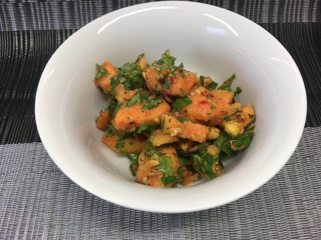 Papaya Salat mit gerösteten Erdnüssen (Spicy)