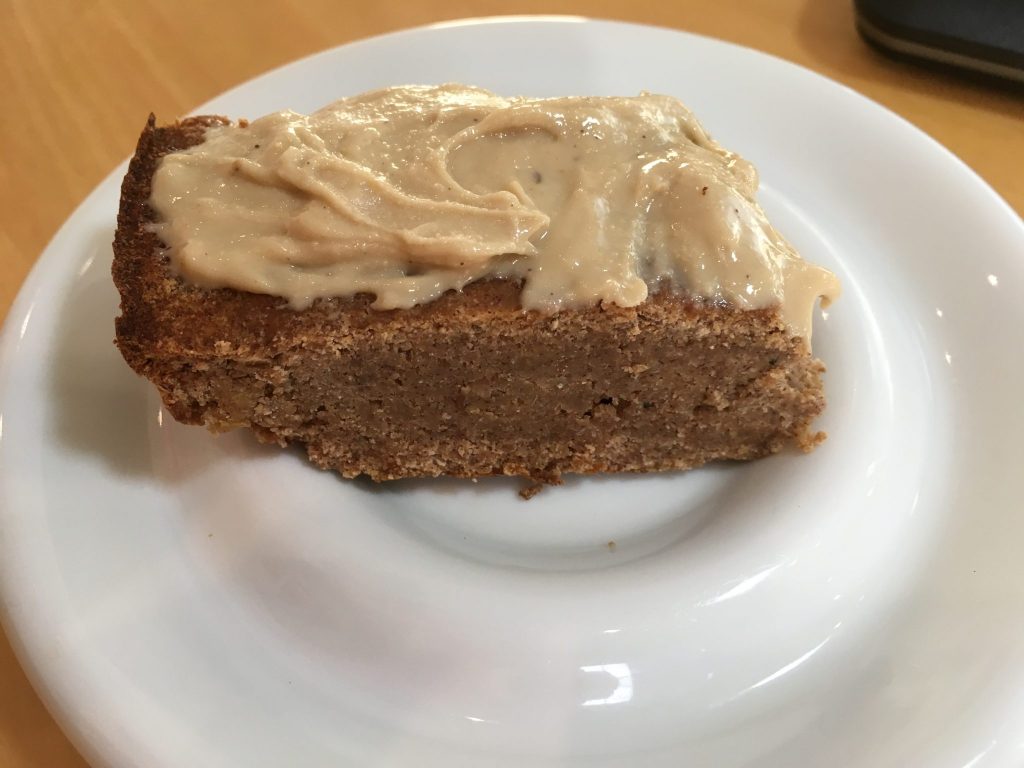Bananen Kokosnuss Ingwer Brot Frühstückskuchen mit Cashewmus