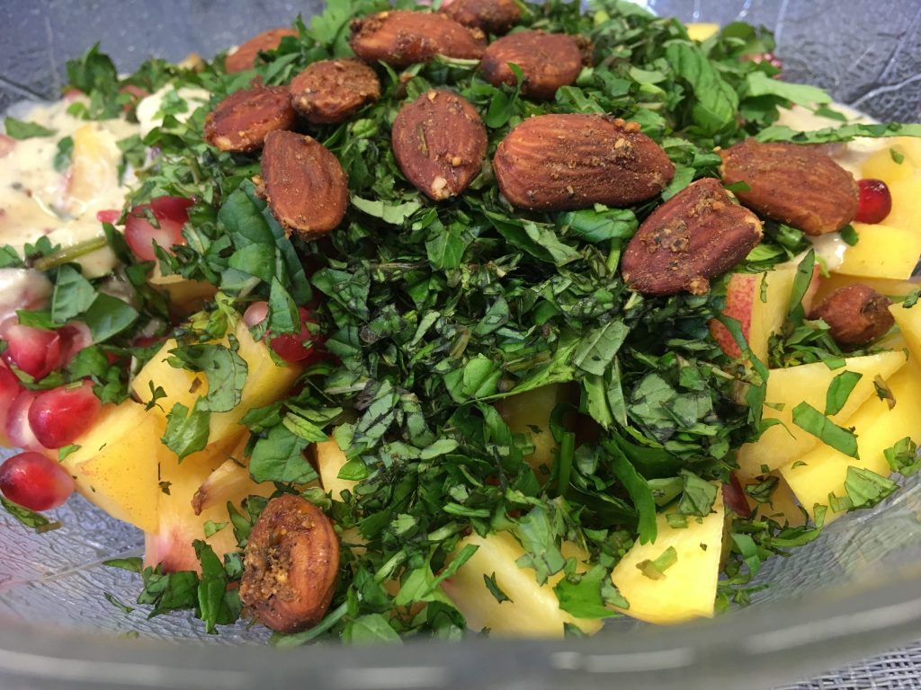 Pfirsich Avocado Salat mit Granatapfelkernen, Mandeln und Aprikosen Miso Dressing