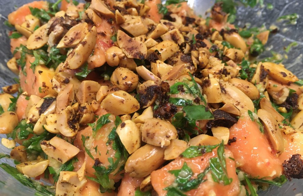 Papaya Salat mit gerösteten Erdnüssen (Spicy)