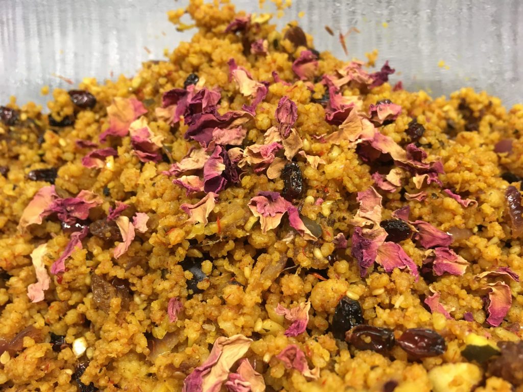 Gebratener Gewürz Couscous mit Berberitzen, Datteln und gerösteten Kernen