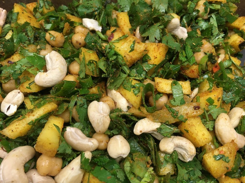 Bulgur Mango Salat mit Curry und Cashewkernen