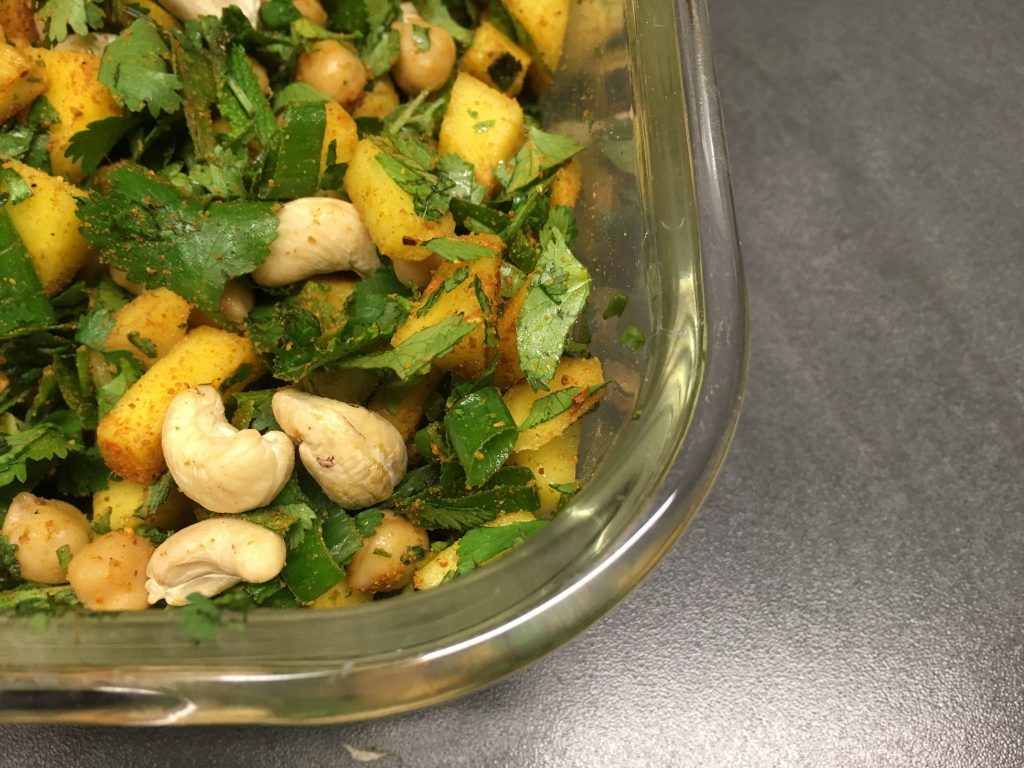 Bulgur Mango Salat mit Curry und Cashewkernen