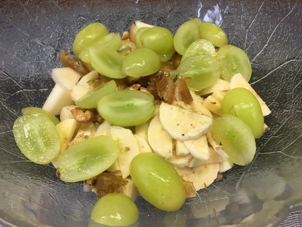 Birnen Walnuss Salat mit Trauben und Walnuss Bananen Zimt Creme 