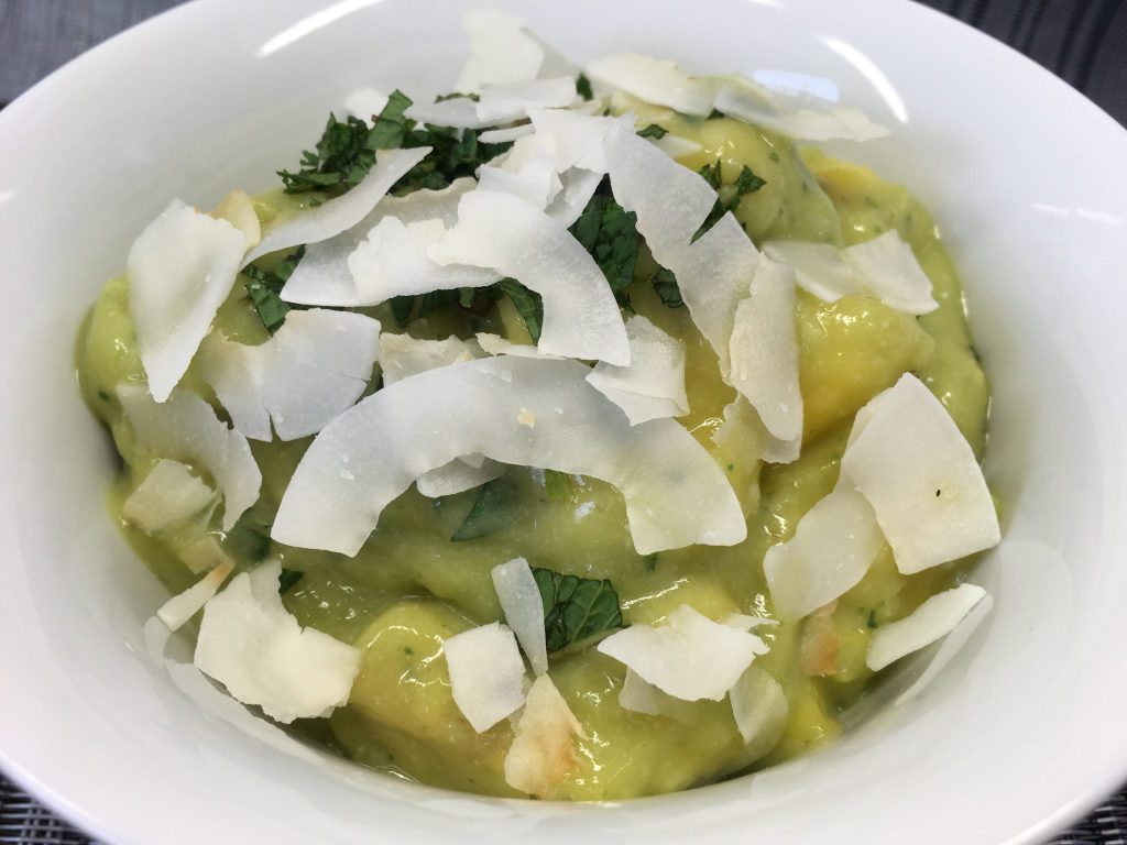 Mango-Bananen Salat mit Avocado-Kokosnuss-Ingwer Creme