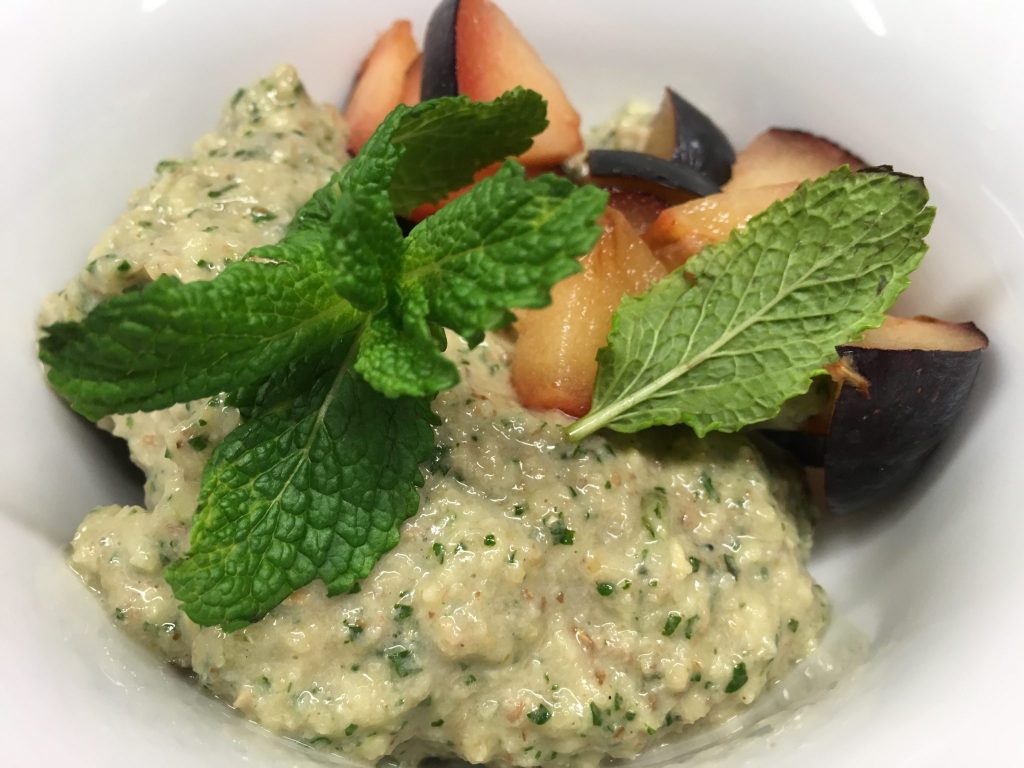  Pflaumen mit Datteln und Walnuss-Bananen-Ingwer-Zimt Creme 