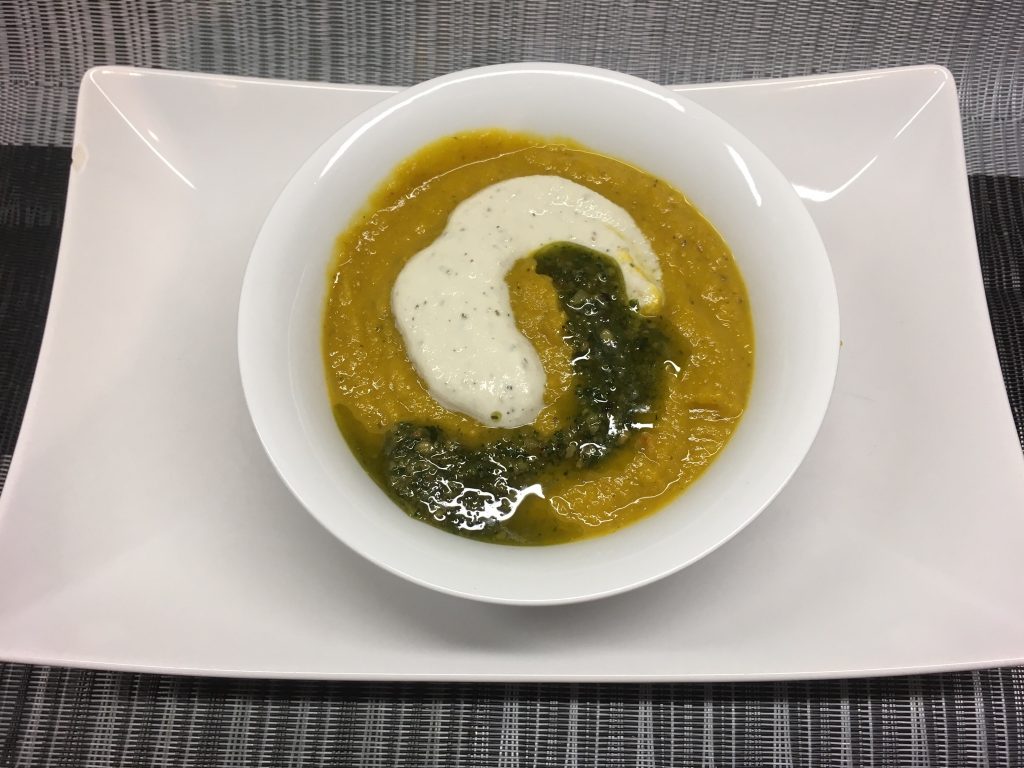 Kürbis Fenchel Suppe mit Cashew-Creme und Haselnuss Salbei Pesto