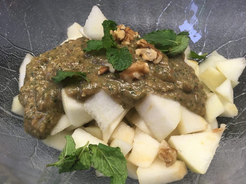 Birnen Walnuss Salat mit Bananen-Aprikosen-Kokosnuss-Creme