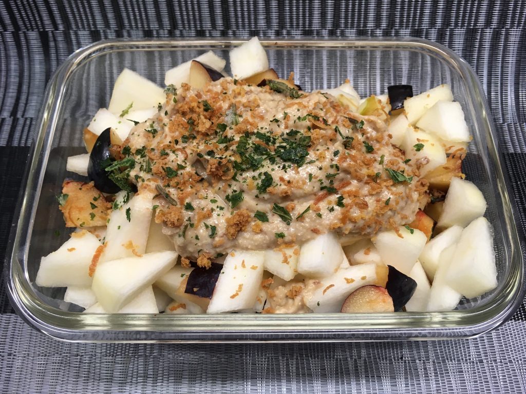 Pflaumen Birnen Salat mit Bananen Ingwer Paranuss Creme