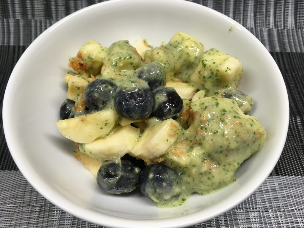 Heidelbeer-Apfel-Salat mit Kokos-Bananen-Ingwer Creme