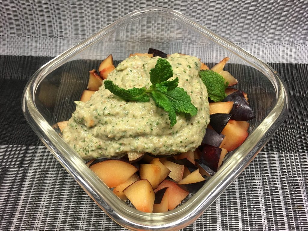 Pflaumen mit Datteln und Walnuss-Bananen-Ingwer-Zimt Creme 