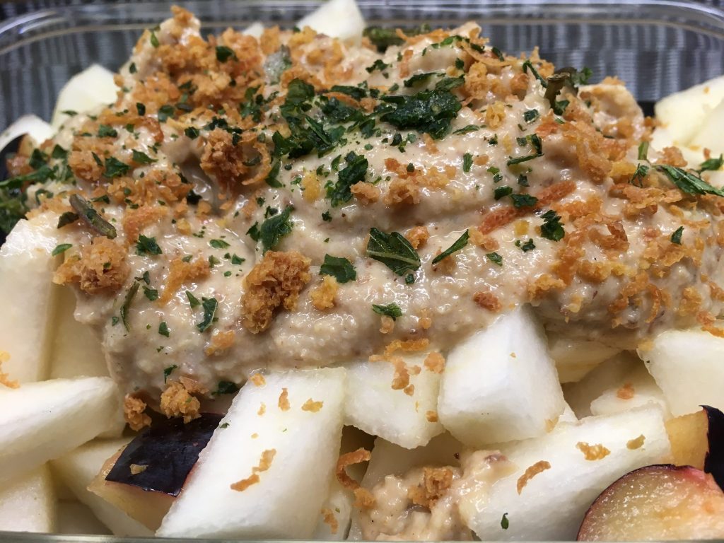 Pflaumen Birnen Salat mit Bananen Ingwer Paranuss Creme