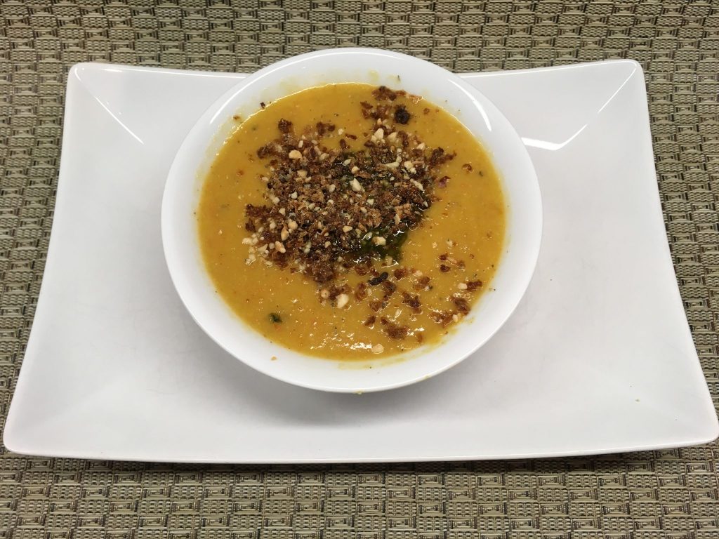 Rote Linsen Suppe mit Mandelmus, Chili, Orange und Haselnüssen