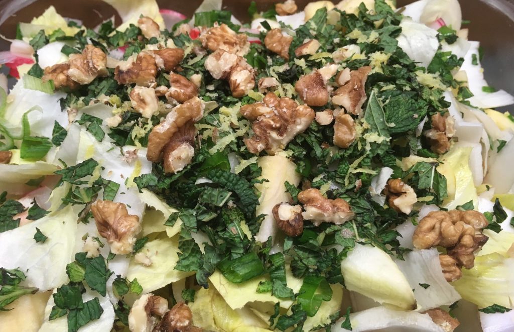 Chicorée Salat mit Apfel, Radieschen und Kokos Avocado Zitronen Dressing
