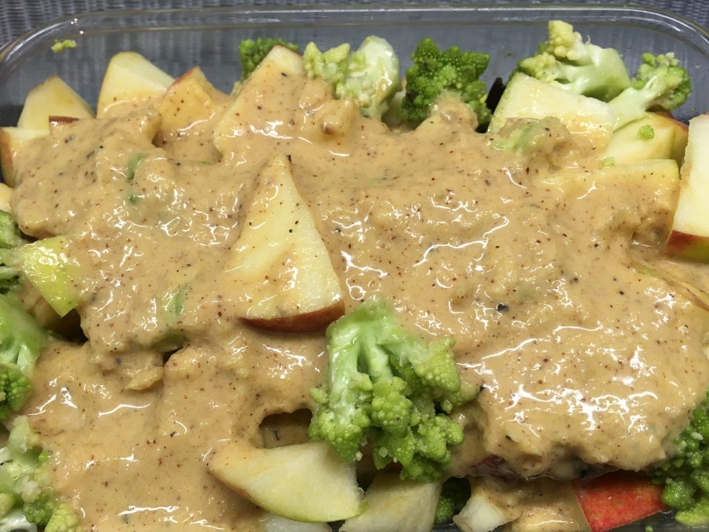 Apfel Brokkoli Salat mit Datteln und Mandel-Orangen Dressing