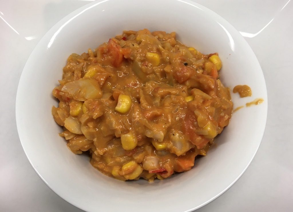 Dieser afrikanische Erdnuss Eintropf aus Weißkohl, Möhren, Paprika, Erdnüssen und Mango ist ein ideales wärmendes Gericht für kalte Herbst- und Wintertage. 