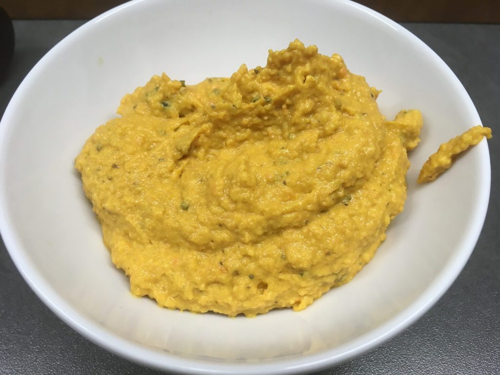 Karottencreme mit karamellisierten Zwiebeln, Harissa und Tahini