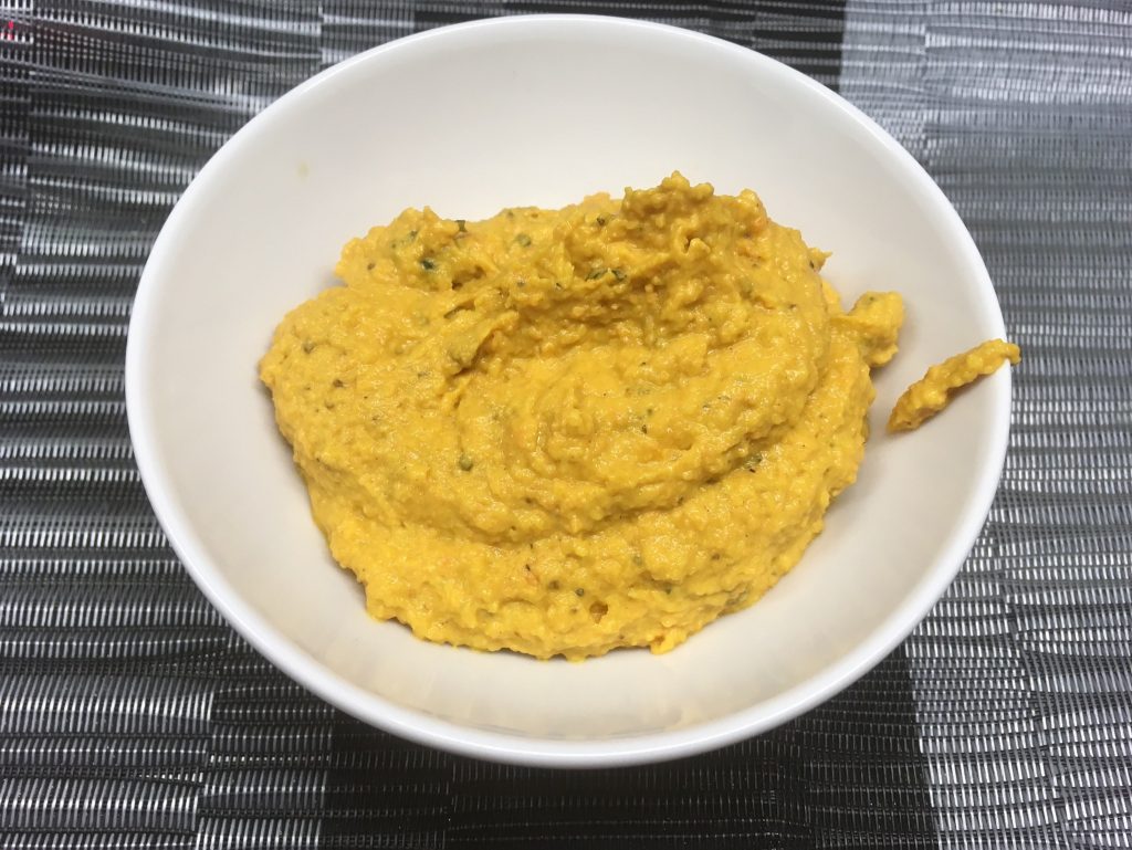 Karottencreme mit karamellisierten Zwiebeln, Harissa und Tahini