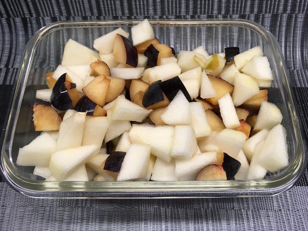 Pflaumen Birnen Salat mit Bananen Ingwer Paranuss Creme