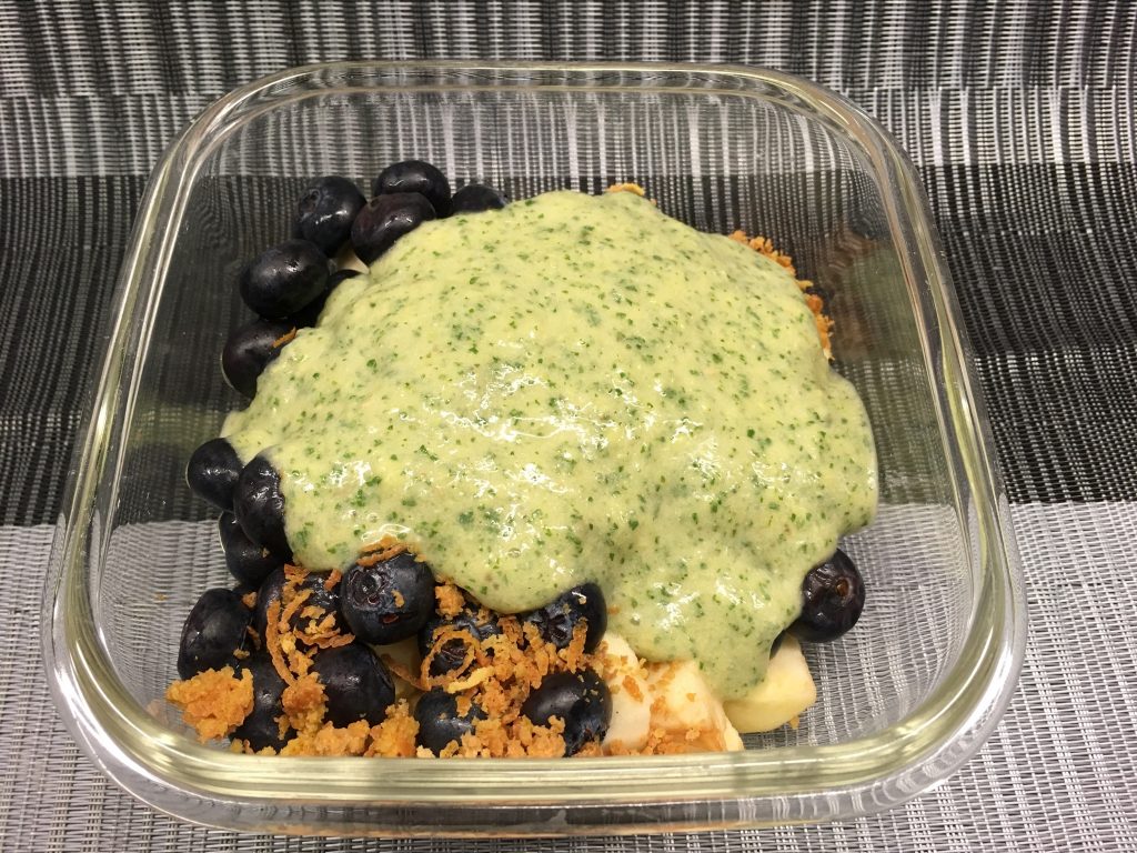 Heidelbeer-Apfel-Salat mit Kokos-Bananen-Ingwer Creme
