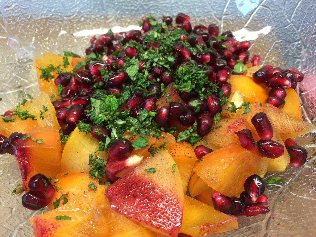 Kaki Granatapfel Salat mit Haselnuss Bananen Creme