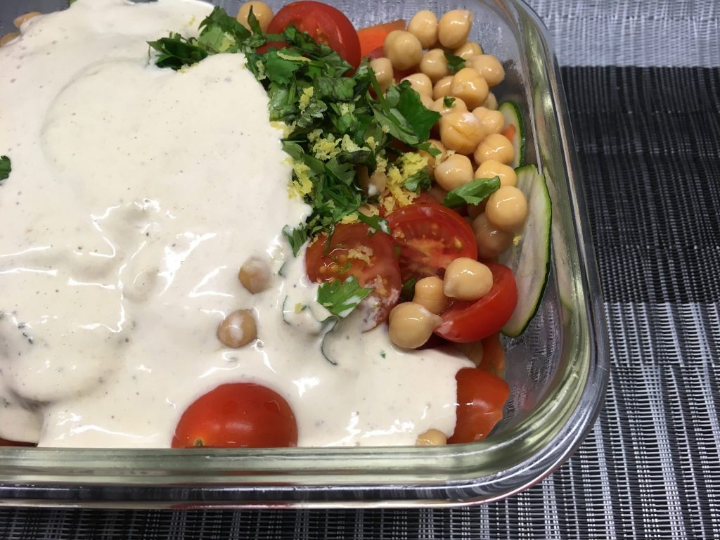 Zucchini Möhren Salat mit Humus Dressing