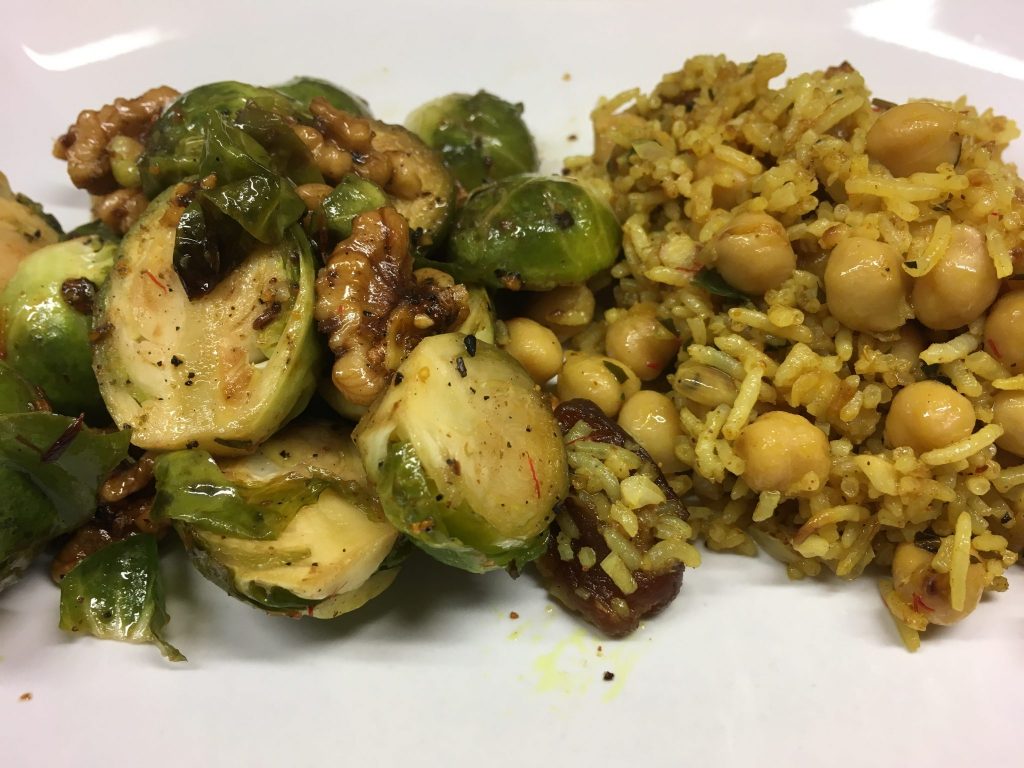 Gerösteter Rosenkohl mit Walnüssen und Curry Kichererbsen Reis