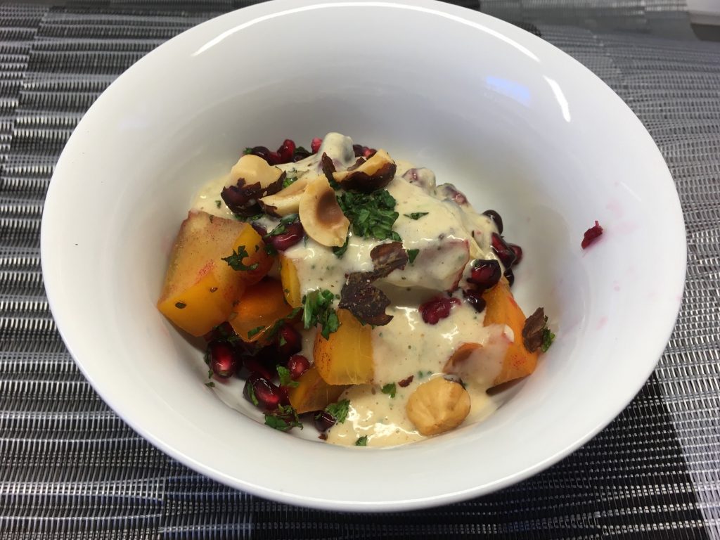 Kaki Granatapfel Salat mit Haselnuss Bananen Creme