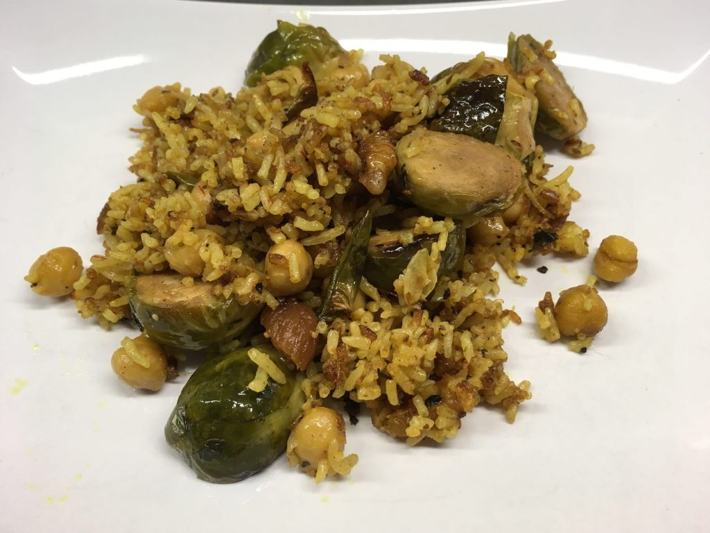 Gerösteter Rosenkohl mit Walnüssen und Curry Kichererbsen Reis