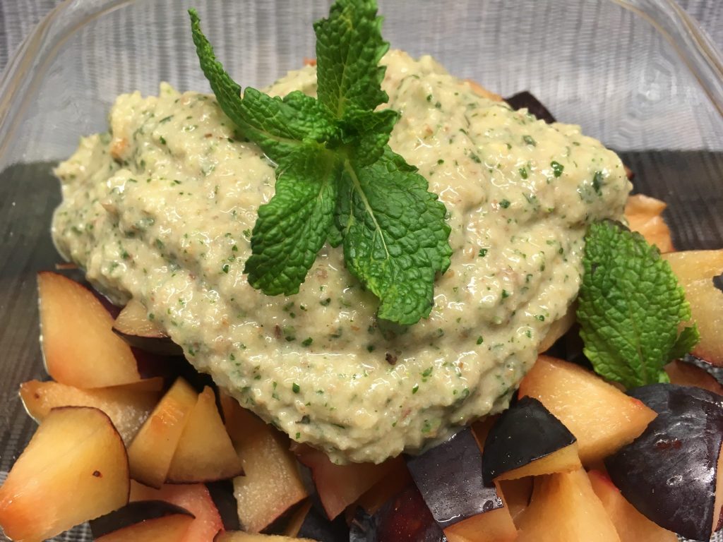 Pflaumen mit Datteln und Walnuss-Bananen-Ingwer-Zimt Creme 