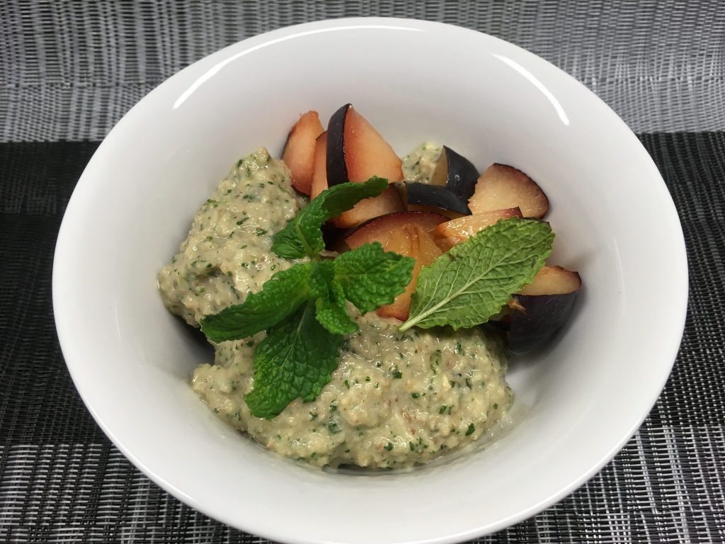 Pflaumen mit Datteln und Walnuss-Bananen-Ingwer-Zimt Creme 