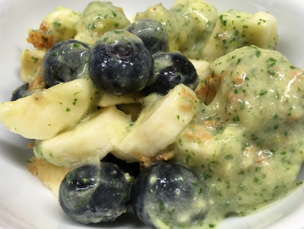 Heidelbeer-Apfel-Salat mit Kokos-Bananen-Ingwer Creme