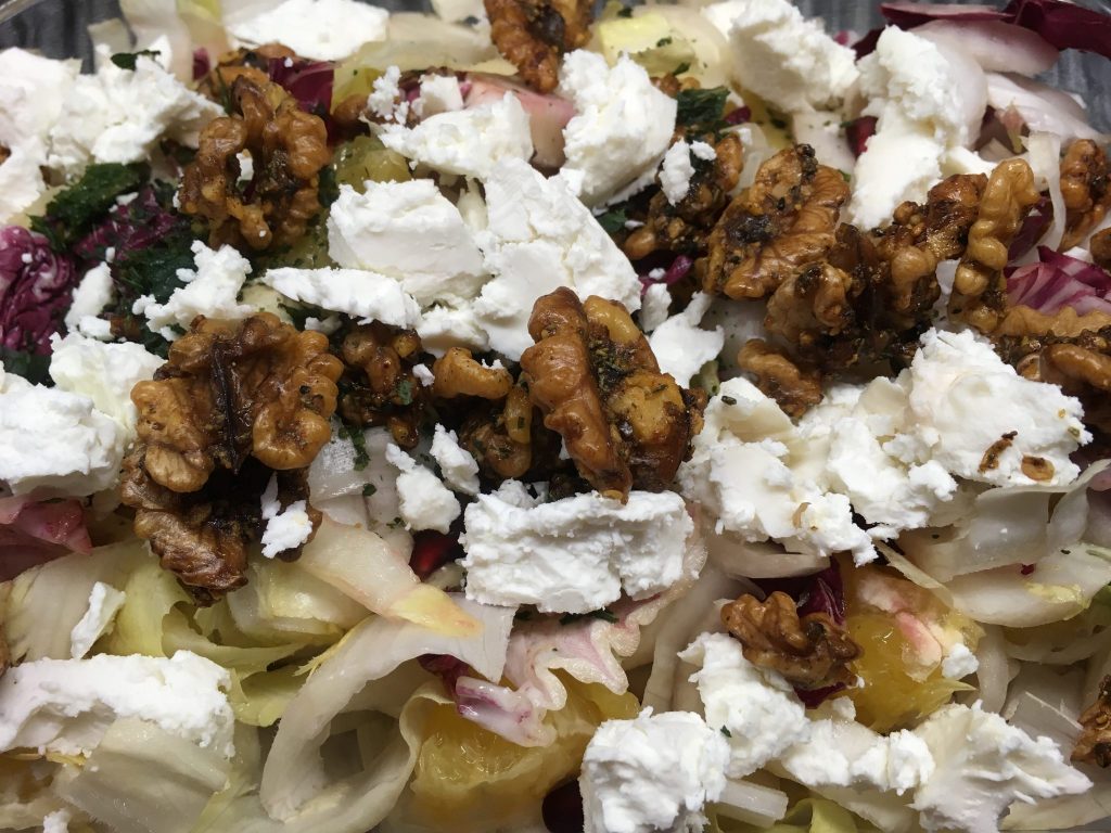 Radicchio Chicorée Salat mit Orangen und Granatapfelkernen