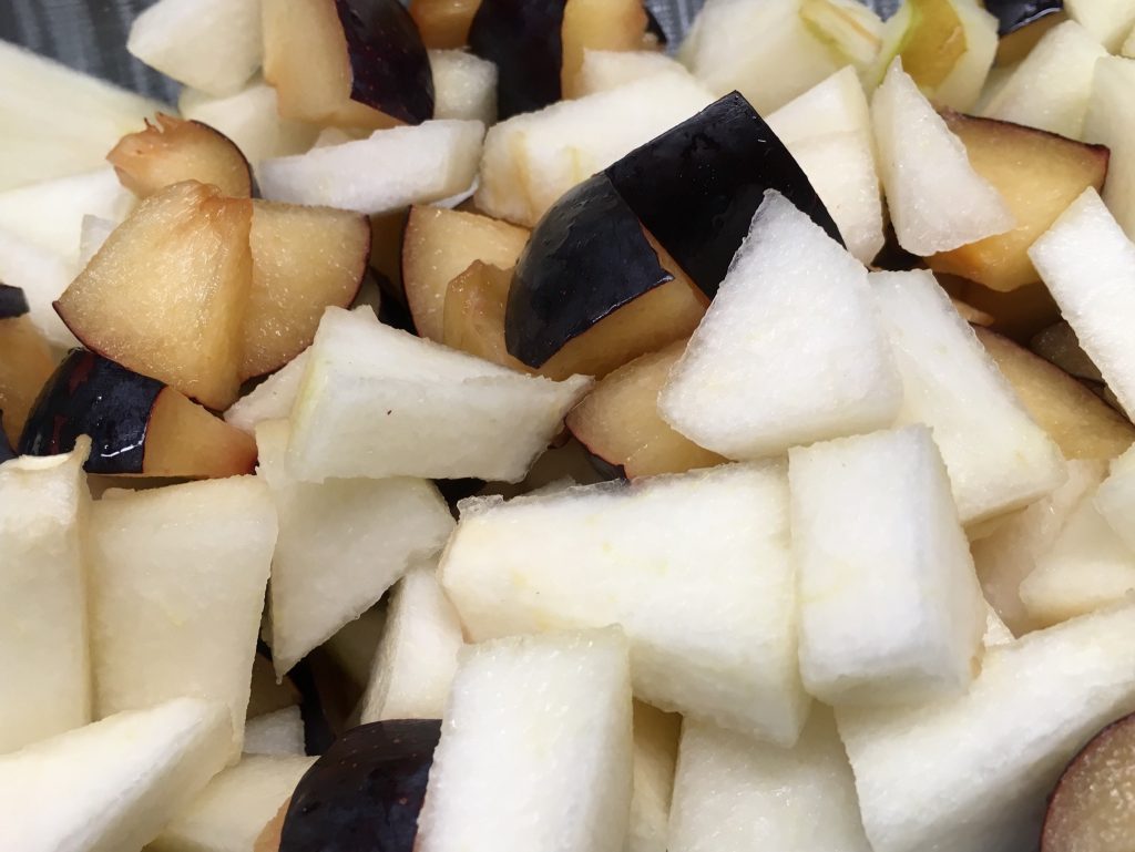 Pflaumen Birnen Salat mit Bananen Ingwer Paranuss Creme