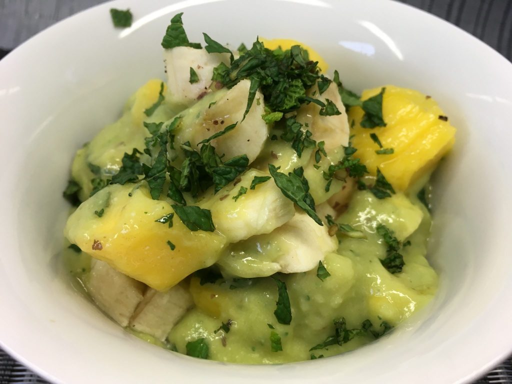 Mango-Bananen Salat mit Avocado-Kokosnuss-Ingwer Creme