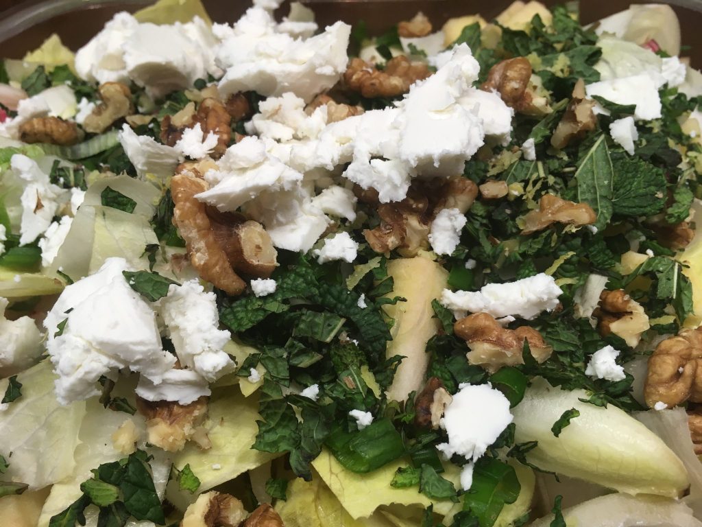 Chicorée Salat mit Apfel, Radieschen und Kokos Avocado Zitronen Dressing