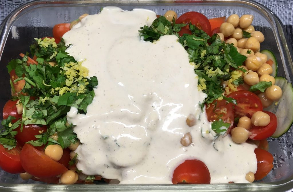 Zucchini Möhren Salat mit Humus Dressing